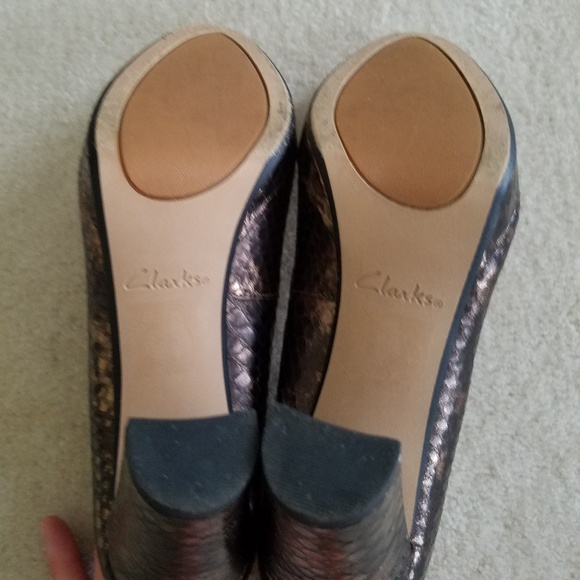 Clarks Narrative Metallic Embossed Comfort Pumps - Picture 6 of 8